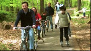 Cycling and rollerblading on a cycle path in Rambouillet forest (Ile-de- region) : Frédéric Eberhardt / M.A.E.