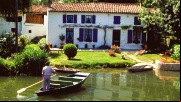 Maison dans le marais poitevin (Poitou-Charentes) Photo : Frédéric de La Mure / M.A.E.